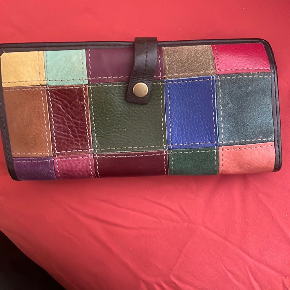 Wilson’s leather small wallet in good condition. 7 width by 4 inches